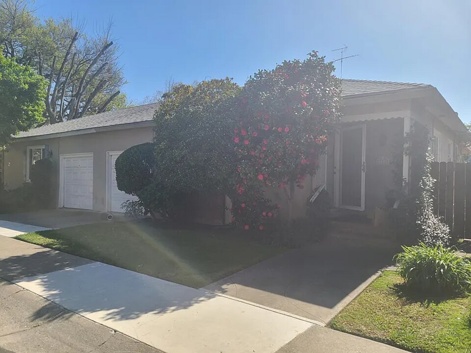 734-736 McClatchy Way in Sacramento, CA - Building Photo