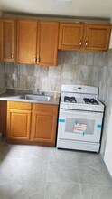 495 Grand St, Unit 3 in Brooklyn, NY - Building Photo - Building Photo
