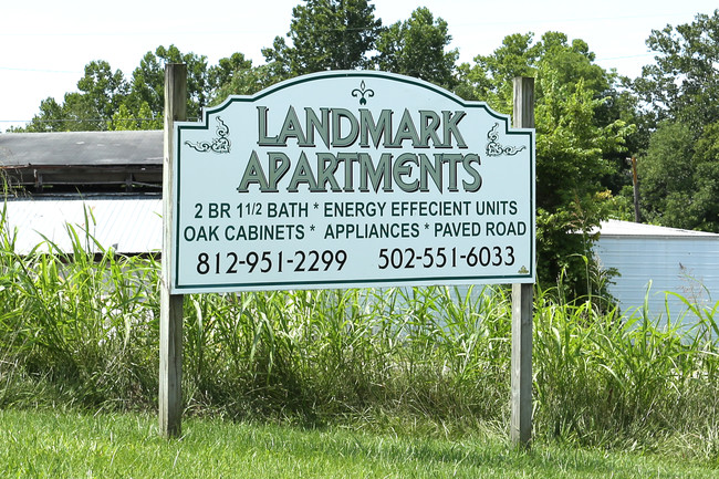 Landmark Apartments in Salem, IN - Foto de edificio - Building Photo