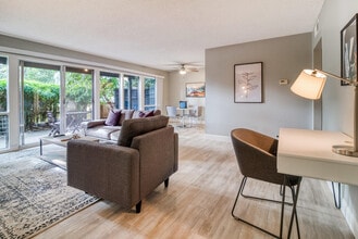 801 Middlefield Rd in Palo Alto, CA - Foto de edificio - Building Photo