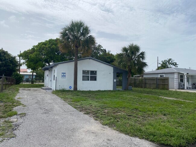 1136 Avenue G in West Palm Beach, FL - Building Photo - Building Photo