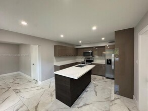15011 Coconut Ct in Miami Lakes, FL - Building Photo - Building Photo