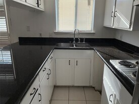 7714 Renwick Dr in Houston, TX - Building Photo