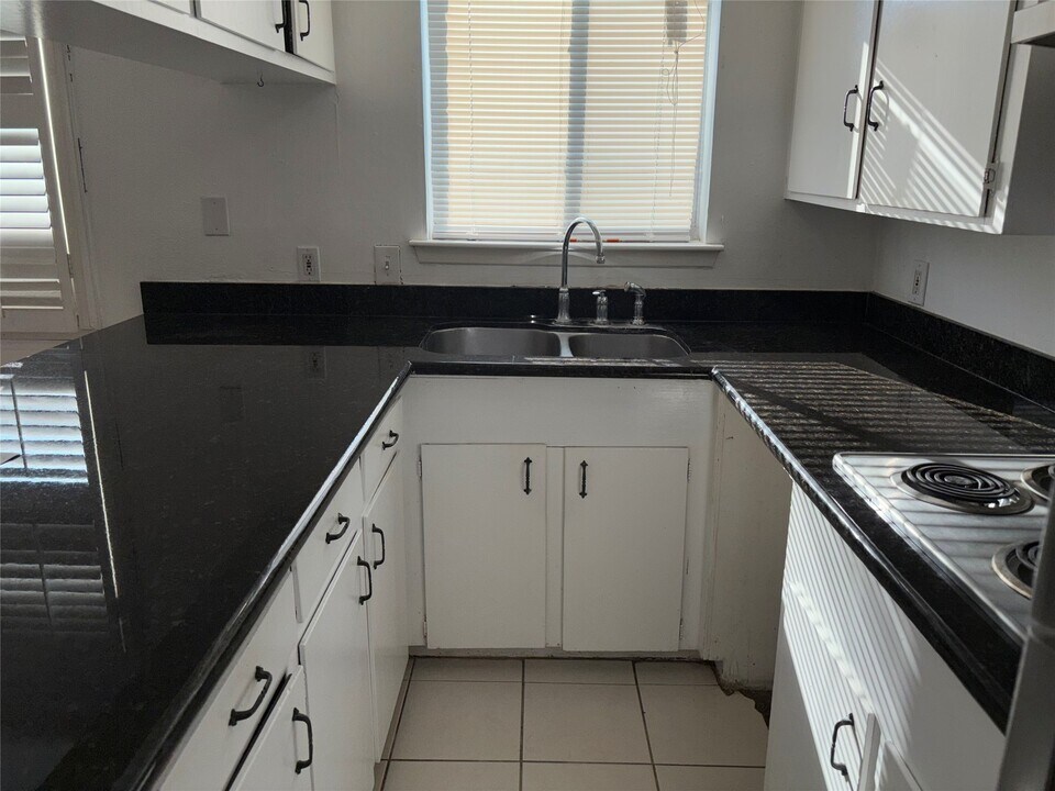 7714 Renwick Dr in Houston, TX - Building Photo