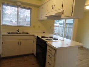 1010 Satre St in Eugene, OR - Building Photo - Building Photo