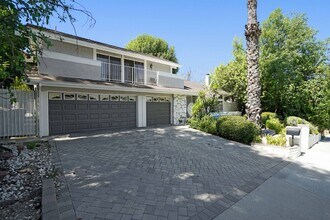 4623 Winnetka Ave in Woodland Hills, CA - Foto de edificio - Building Photo