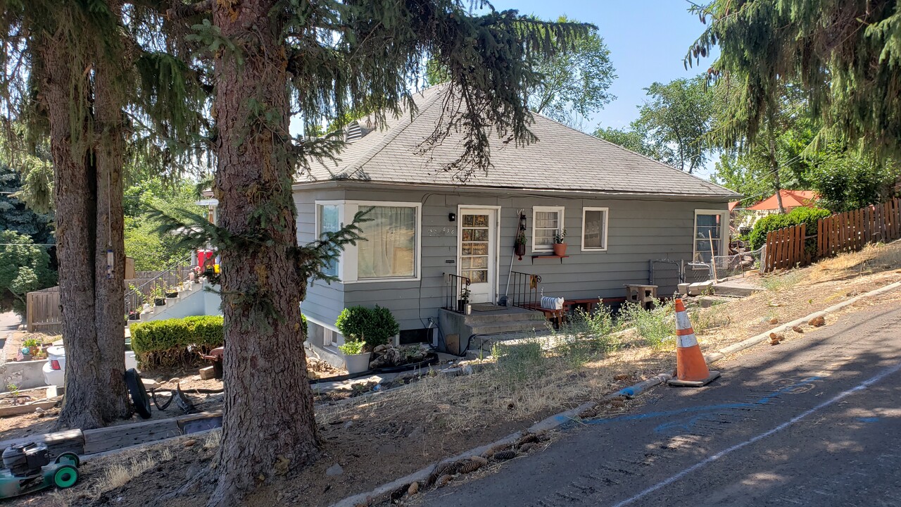 328-330 N 7th St in Klamath Falls, OR - Building Photo