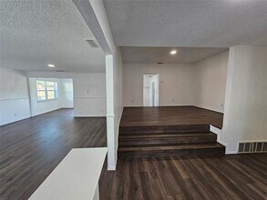 2400 Meadow Creek Dr in Carrollton, TX - Building Photo - Building Photo