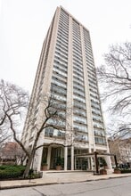 70 W Burton Pl, Unit 807f in Chicago, IL - Foto de edificio - Building Photo