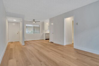 Oakhurst Apartment's in Los Angeles, CA - Foto de edificio - Building Photo