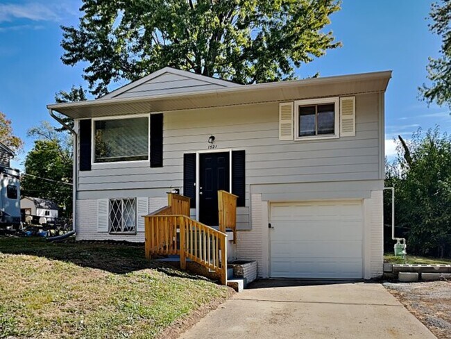 property at 1521 N Seminole Dr
