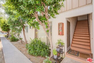 1055 S Wooster St in Los Angeles, CA - Building Photo - Building Photo