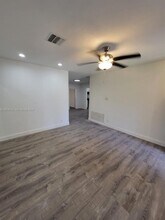 4324 NW 76th Ave in Coral Springs, FL - Foto de edificio - Building Photo