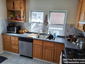 33 Beaconsfield Rd, Unit 2 in Brookline, MA - Building Photo - Building Photo