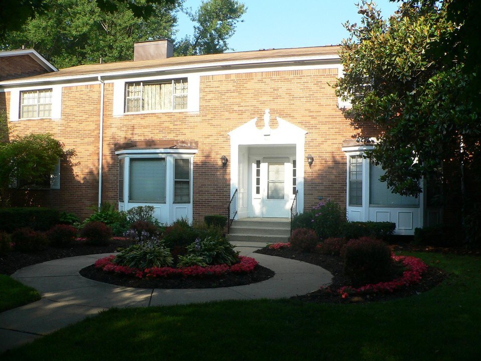 1605 Roxbury Rd in Marble Cliff, OH - Building Photo