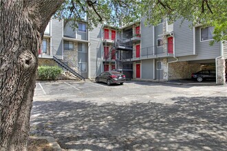 9079 Jollyville Rd in Austin, TX - Foto de edificio - Building Photo