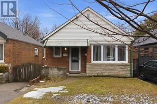 475 Kingswood Rd in Toronto, ON - Building Photo
