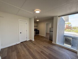 The View on Douglas in Des Moines, IA - Building Photo