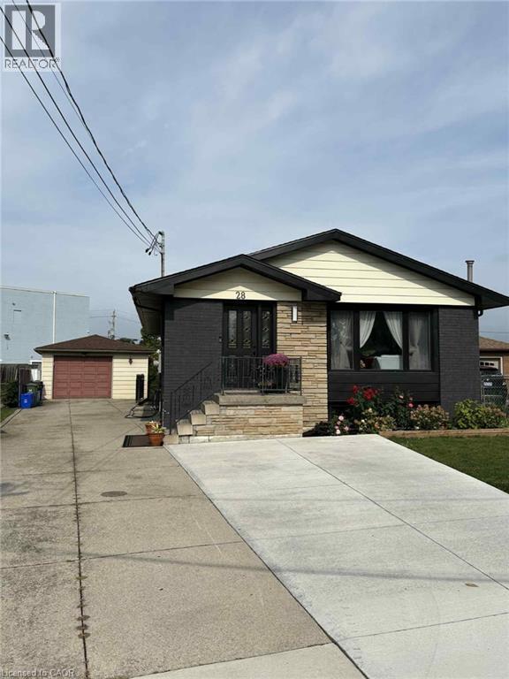 28 Victor Blvd in Hamilton, ON - Building Photo - Building Photo
