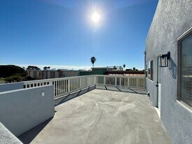 141 Chesterfield Dr in Encinitas, CA - Building Photo