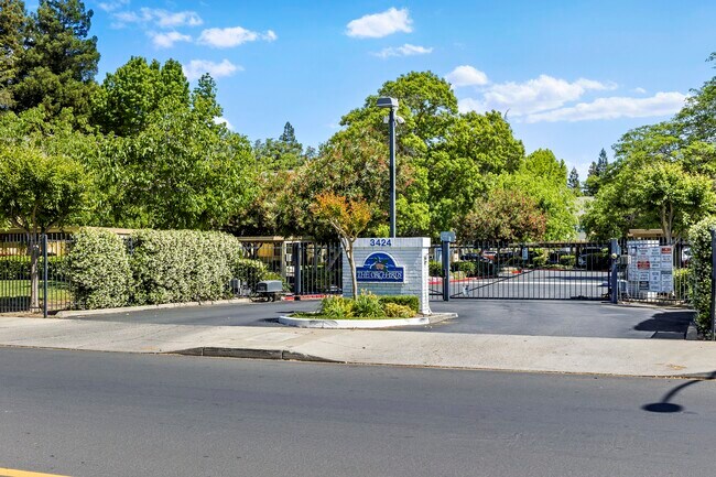 The Orchards in Modesto, CA - Foto de edificio - Building Photo