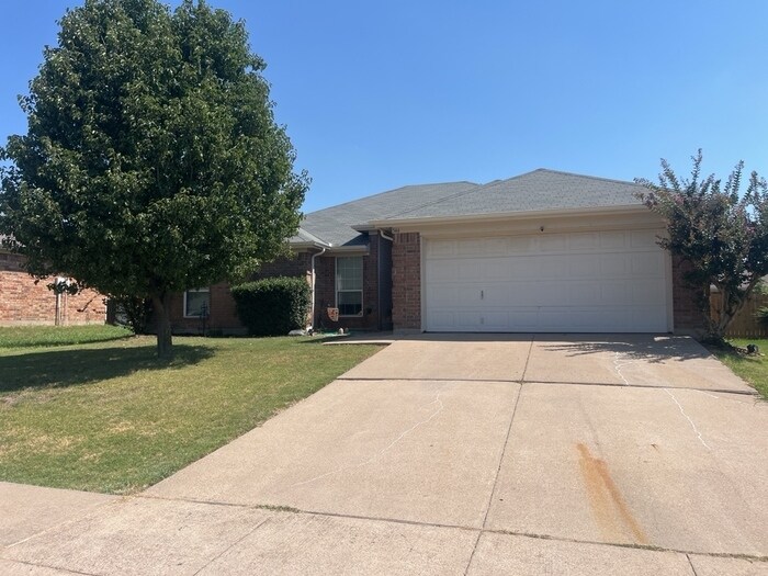 544 Marybeth Dr in Burleson, TX - Building Photo