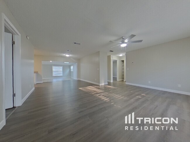 3307 Pine Tree Dr in Edgewater, FL - Foto de edificio - Building Photo