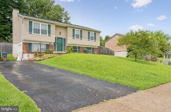 5832 Riverside Dr in Woodbridge, VA - Foto de edificio - Building Photo
