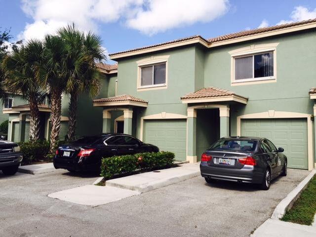 250 Crestwood Cir in Royal Palm Beach, FL - Building Photo