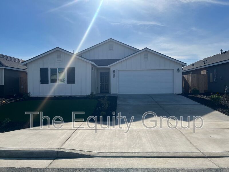 7061 Elm St in Visalia, CA - Building Photo