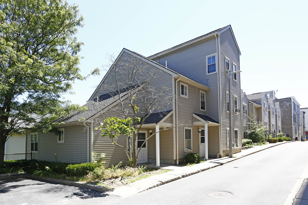 Father Walter J Martin Coop Homes in South Boston, MA - Foto de edificio