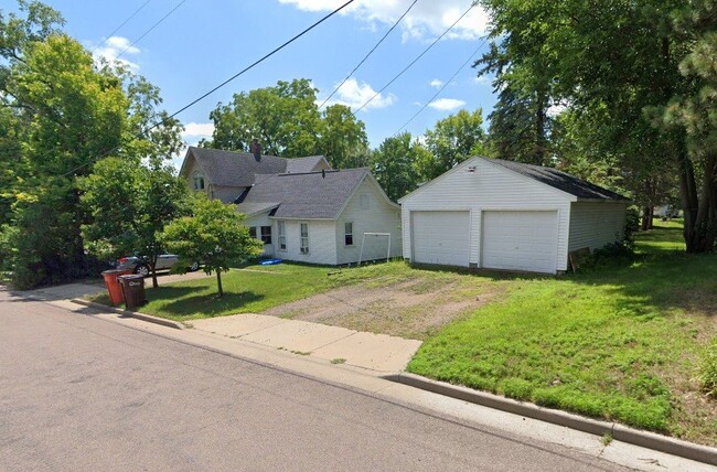 2008 Crescent Ave in Eau Claire, WI - Building Photo - Building Photo