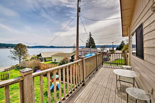 3777 NE Bahia Vista Dr, Unit Seaside Cottage in Bremerton, WA - Foto de edificio - Building Photo