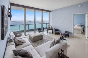 1331 Brickell Bay Dr in Miami, FL - Building Photo
