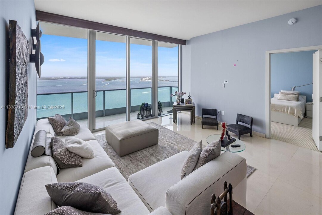 1331 Brickell Bay Dr in Miami, FL - Building Photo