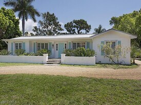 116 3rd St N in Naples, FL - Building Photo