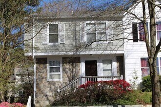 1068 Falling Water Dr in Smyrna, GA - Foto de edificio - Building Photo
