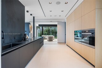 1369 N Venetian Way in Miami Beach, FL - Building Photo - Building Photo