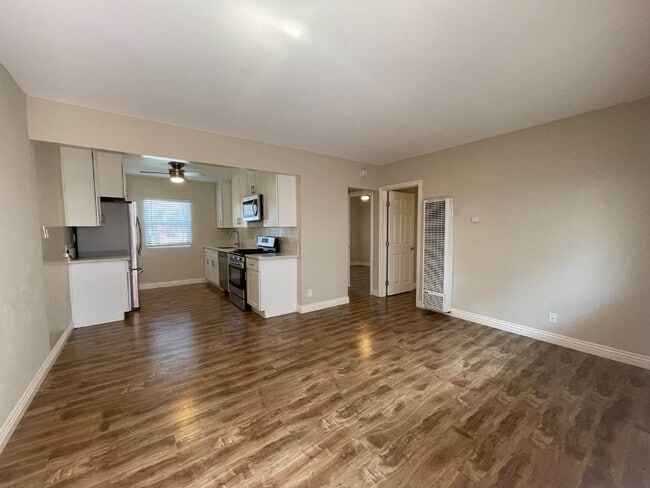 1802 12th St, Unit 2 in Manhattan Beach, CA - Building Photo - Building Photo
