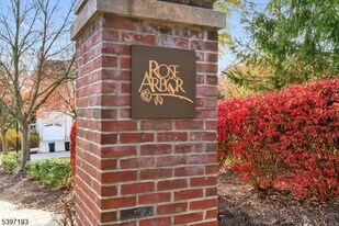 17 Wildflower Ln in Morristown, NJ - Building Photo