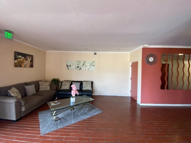 300 S Gramercy Pl in Los Angeles, CA - Building Photo - Building Photo