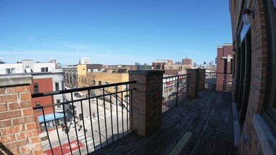 1701 W Chicago Ave in Chicago, IL - Foto de edificio - Building Photo