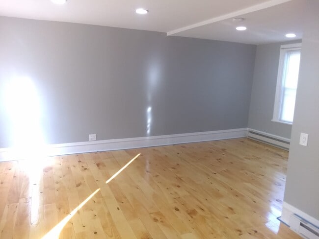 605 Spring St, Unit 1 in Hawley, PA - Foto de edificio - Building Photo