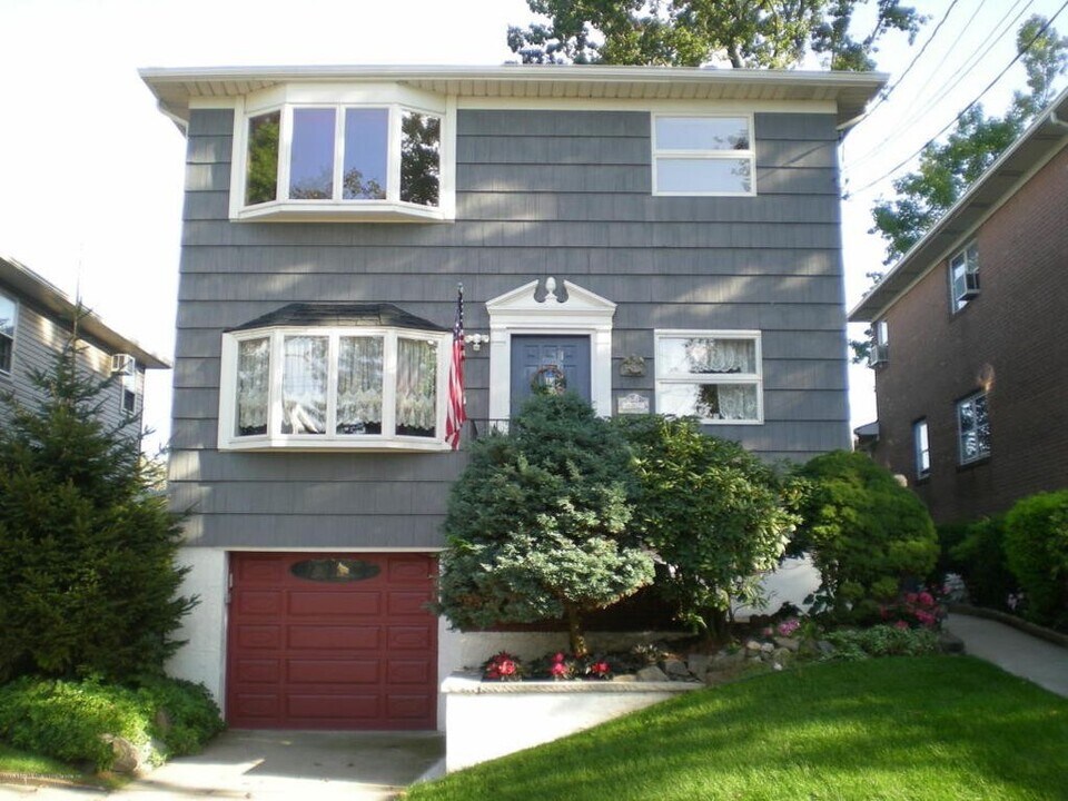 482 O'Gorman Ave in Staten Island, NY - Building Photo