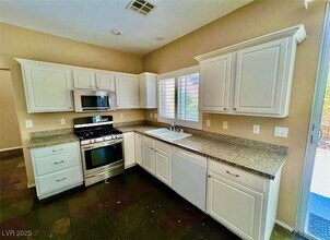 2455 Silver Sunrise Ln in Henderson, NV - Building Photo - Building Photo