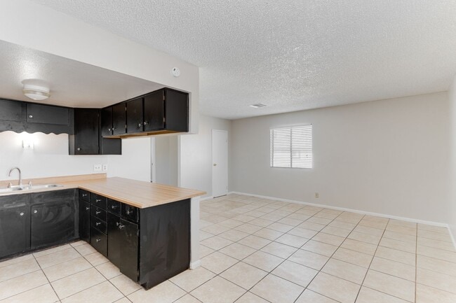 805 Palo Verde Dr in Henderson, NV - Building Photo - Building Photo