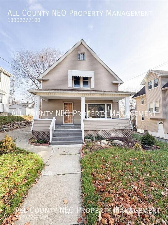 2163 13th St SW in Akron, OH - Building Photo