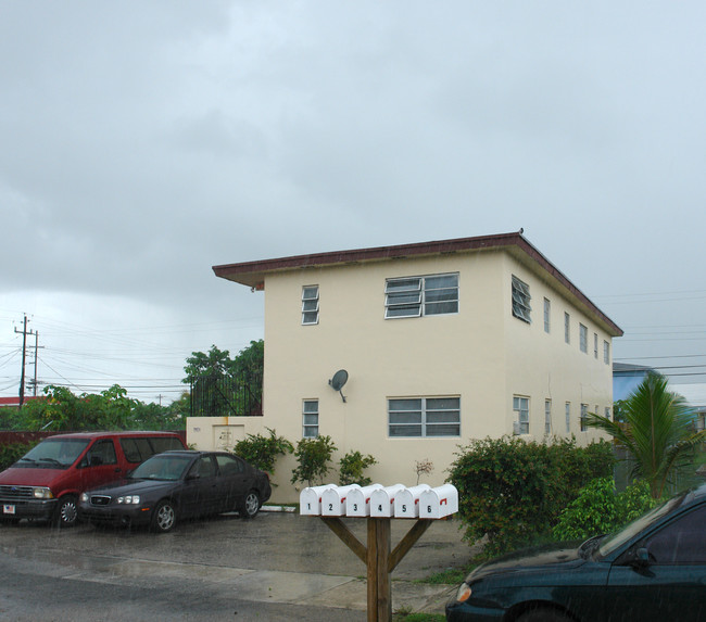 5921 Mayo St in Hollywood, FL - Foto de edificio - Building Photo