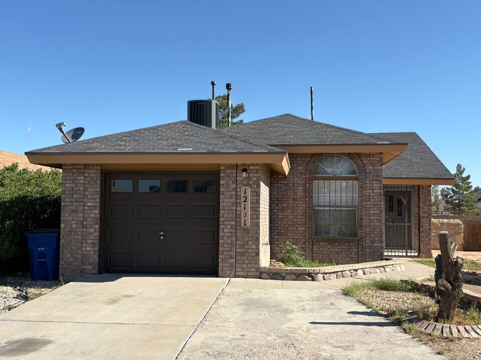 12131 Yvonne Richardson Ave in El Paso, TX - Foto de edificio