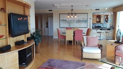 455 Longboat Club Rd, Unit 401 in Longboat Key, FL - Building Photo - Building Photo
